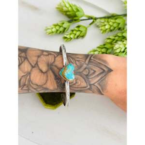 Brazalete en Forma de Corazón de Plata de Ley y Turquesa Kingman Donovan Skeets, Accesorio de Moda - Product Image 2