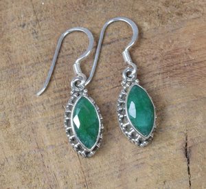 Boucles d'oreilles pendantes en argent sterling 925 émeraude verte, faites à la main, design original, pierre de naissance de mai, bijoux pour femme, cadeau pour anniversaire - Product Image 1