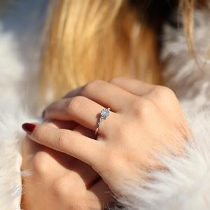 Bague de fiançailles CZ coupe ovale 8x6mm | Bague de mariée en cinq pierres pour femmes | Fournisseur en gros de bijoux d'anniversaire de mariage en argent - Product Image 5