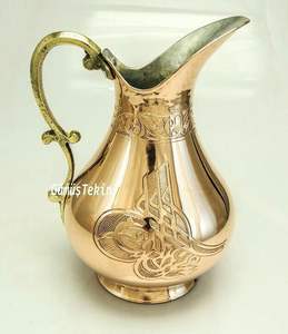 Pichet en cuivre gravé par un designer, carafe à eau en métal traditionnelle pour la restauration de luxe et le service, utilisation en hôtel et restaurant - Product Image 3