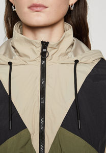 2025 Nueva venta al por mayor de chaqueta de invierno de moda para mujer de gran tamaño personalizado Letterman cortavientos chaqueta de invierno deportiva para mujer - Product Image 5