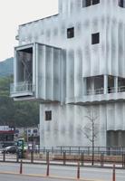 Panneaux de mur-rideau perforés en métal et aluminium sur mesure pour la décoration extérieure des hôtels avec système de façade en acier