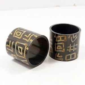 Ronds de serviette en corne de buffle naturelle faits à la main de qualité taille personnalisée avec un design classique pour les mariages et les fêtes Table stockée - Product Image 1