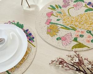 Mantel Individual Moderno Color Dorado de 13x13 Pulgadas con Bordado Floral, Impermeable, Resistente al Polvo, Ecológico y Reutilizable - Product Image 1