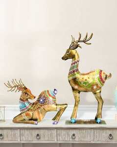 ชุดรูปปั้นกวางนั่งทำจากเหล็กเพ้นท์ลายศิลปะพื้นบ้าน จำนวน 2 ชิ้น สำหรับตกแต่งภายนอกอาคาร สร้างบรรยากาศแบบดั้งเดิมในบ้าน พร้อมลักษณะงานประติมากรรมแบบชนบท - Product Image 1