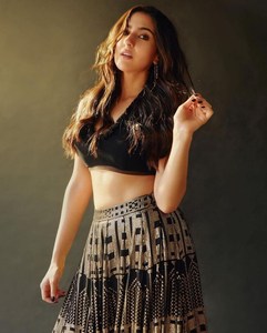 Bollywood estilo nuevo hermoso diseñador boda Lehenga choli con bordado y trabajo de secuencia mujeres, dama de honor Lehenga Choli - Product Image 1
