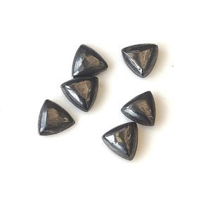 เฮมาไทต์สีดำธรรมชาติแบบขายส่ง ทรงแบนหลังเรียบ ขนาด 3 มม.-40 มม. ทรงสามเหลี่ยม มีสีสันเปลี่ยนแปลง สำหรับทำเครื่องประดับ พลอยหลวม ราคาแข่งขัน - Product Image 1