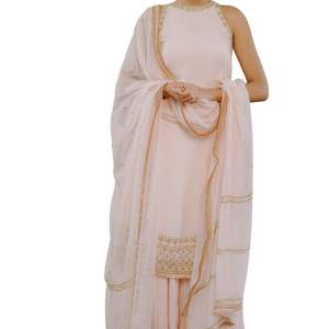 Ensemble Sharara en soie pêche avec détail de travail à la main tenue de fête ethnique élégante pour femmes pour les célébrations de mariage - Product Image 2