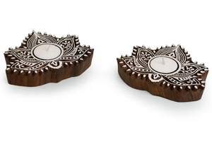 Lot de 2 bougeoirs en bois de sheesham sculptés à la main en forme de lotus lumineux pour centres de table de mariage - Product Image 5