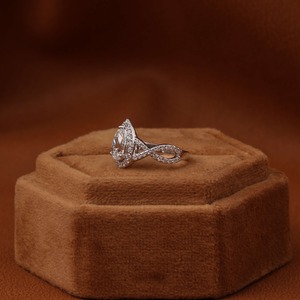 Bague en or massif 14 carats avec diamants taille poire et ronde Bague de fiançailles classique ou d'occasion spéciale certifiée IGI - Product Image 5