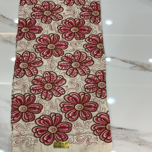 La tela bordada de algodón floral presenta patrones cosidos delicados ideales para prendas de primavera y verano - Product Image 1