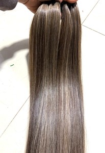 Extensions de cheveux humains Remy vietnamiens super double drawn, tissées à la machine, blondes avec mèches brunes - Product Image 3