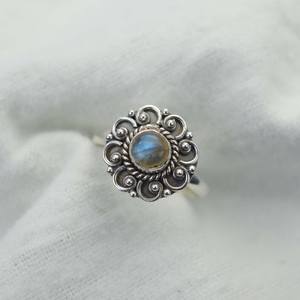 Anillo de Flor de Labradorita en Plata de Ley 925, Joyería Artesanal con Piedra Preciosa Pequeña, Elegante Regalo para Mujer - Product Image 3
