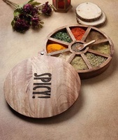 Épices entières remplies dans une boîte à épices en bois de Sesham avec cuillère | Masala indien avec boîte en bois