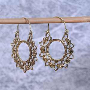 Pendientes de gota circulares de tono dorado con detalle recortado Ajuste de bisel Incrustaciones Sin piedras ni cuentas - Product Image 1