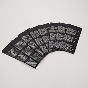 Matériau recyclé Ruban de satin noir Impressions blanches Étiquette principale de lavage de soin de haute qualité avec logo de marque Nom Étiquette de vêtement - Product Image 4