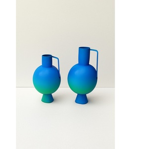 Florero de metal nórdico minimalista pero cautivador, perfecto para agregar un toque de gracia moderna a su hogar - Product Image 1