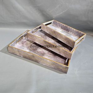 Plateau en bois New Look avec finition noire et blanche brillante et doublure dorée pour un affichage élégant et un service de nourriture - Product Image 4