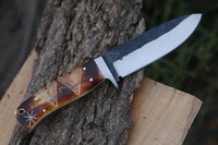 Pisau skiner baja karbon buatan tangan kustom dengan pegangan tulang unta dan hadiah sarung kulit halus untuk kado terkenal