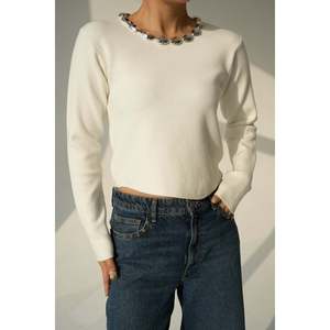 Pull en tricot blanc cassé avec col perlé. - Product Image 2