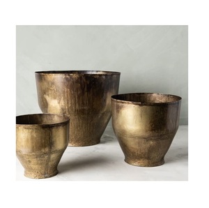Floreros de Hierro Metálico Premium Hechos a Mano con Patrones Antiguos en Relieve, Ecológicos para Decoraciones Elegantes de Hogar, Bodas y Eventos - Product Image 1