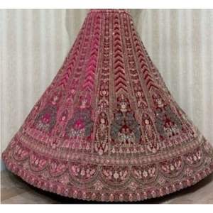 Broderie à la main Lehenga de mariée indienne haut de gamme et Jarakan sur filet Double Dupatta et 12 Kali jupe Flair - Product Image 2