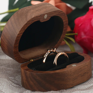 Boîte à bijoux en bois antique faite à la main pour demande en mariage, fiançailles, écologique, élégante, rangement pour bagues, occasions spéciales - Product Image 2