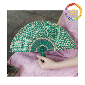 Abanico de mano vietnamita hecho a mano con hierba marina, con diferentes formas y colores - Product Image 3