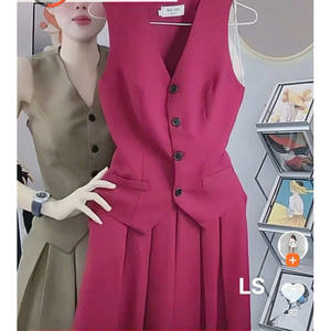 Ensemble deux pièces pour femme-gilet sur mesure et jupe plissée taille haute taille 2XL pour tenues de boîte de nuit - Product Image 3