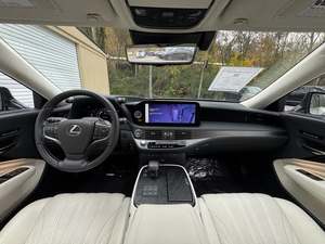 Increíble Lexus LS Hybrid 500h 2023 Usado en Perfectas Condiciones con Poco Kilometraje en Existencia, Ofrecido a una Fantástica Oferta que No Querrás Perder - Product Image 4