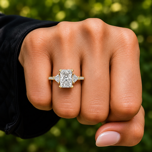 Anillo de Diamante Cultivado en Laboratorio con Corte Radiante, Oro Sólido de 14K/18K, Acento Lateral Trillón, DEFVVS, Certificado IGI, Anillo de Compromiso, Fabricante OEM - Product Image 2