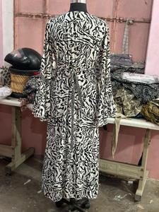 Robe longue à fleurs Boho pour femmes, parfaite pour les vacances, les journées à la plage et les soirées décontractées. - Product Image 3