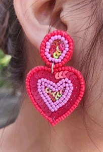Boucles d'oreilles en forme de cœur, broderie de perles de rocaille faites à la main, bijoux en perles de sequins rouges et roses, design de la Saint-Valentin, accessoires de fête, personnalisables - Product Image 2
