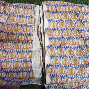 Tissu en coton imprimé floral indien pour la fabrication de robes et de tissus à coudre pour la décoration intérieure en vente - Product Image 5