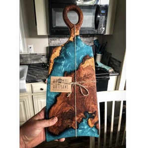 Planche à découper en résine de bois fabriquée à la main avec accent élégant d'agate - Product Image 6