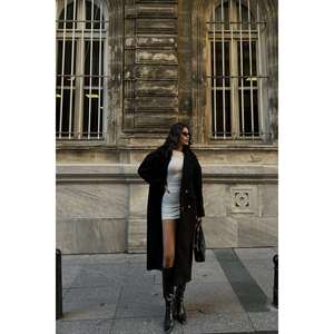 Abrigo de Mujer en Bouclé Negro - Product Image 2