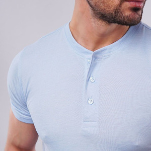 เสื้อยืดเฮนลีย์ทรงสลิมฟิตสำหรับผู้ชาย คุณภาพสูง ผลิตตามสั่ง ผ้าฝ้าย/โพลีเอสเตอร์ 100% ป้องกันการเป็นขุย ด้านหน้าถักแบบกระดุม - Product Image 4