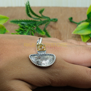 Collar con Colgante de Media Luna Texturizado Hecho a Mano con Plata de Ley 925 y Piedra Preciosa de Citrino Natural - Product Image 2