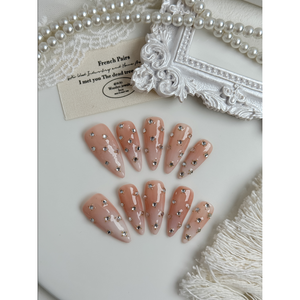 Ongles press-on en cristal Soft Glam, élégants et confortables - Product Image 4