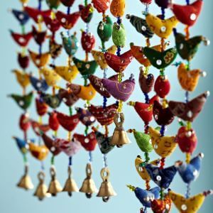 Décoration murale bohème en coton faite à la main, multicolore, 20 oiseaux avec clochette, design Tota, style indien - Product Image 2