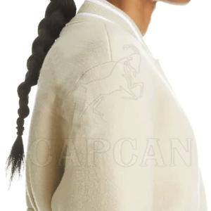 Vestes Letterman recadrées de taille personnalisable pour femmes en cuir de peau de mouton vêtements d'extérieur lettre décoration Sialkot conçu - Product Image 5
