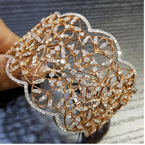 Brazalete moderno de latón color oro rosa con un delicado diseño de celosía cortada a láser. Estilo chic disponible a precios de mayoreo. - Product Image 1