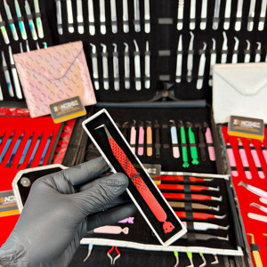 Pinces à cils en acier inoxydable pour les artistes des cils, couleur rouge, nouveaux designs de poignées personnalisés, logo personnalisé, pointe à 90 degrés, par Zonedge - Product Image 2