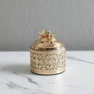 Brûleur d'encens en laiton d'inspiration islamique avec couvercle en forme de dôme et support sur pied pour les rituels du Ramadan - Product Image 6