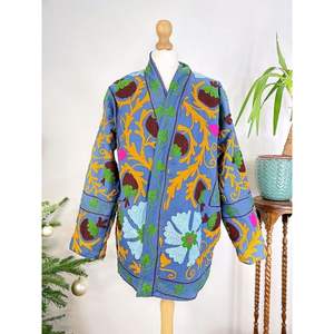 Blouson bomber matelassé en coton pour femmes avec broderies, décorations en plumes de mouton et perles, pour l'automne et le printemps, logo personnalisable - Product Image 1