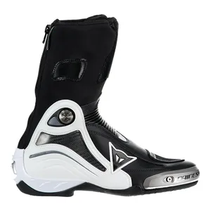 รองเท้าบูทแข่งรถ Dainese Axial D1 สำหรับผู้ชาย แบบสูงถึงเข่า สีดำ/ขาว สำหรับฤดูหนาว ปิดด้วยซิป ปักโลโก้ ซับในหนังแท้ ผลิตจาก PVC - Product Image 1