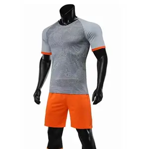最新设计男足球球衣和短成人定制标志印花足球制服成人批发价
