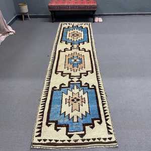 Alfombra Herki de 2.7x11.2 pies, Alfombra Turca Vintage, Alfombra Floral Azul Marrón - Product Image 1