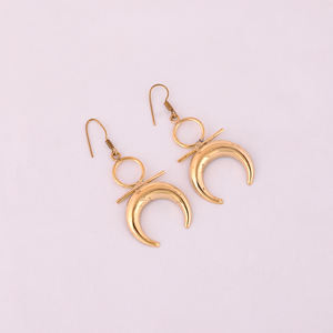 Pendientes Colgantes de Media Luna Modernos en Latón Chapado en Oro - Product Image 1