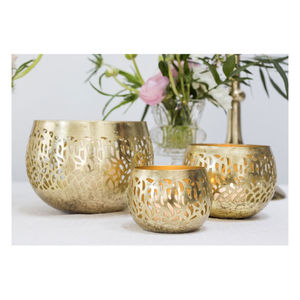 Bougeoir décoratif de Noël en métal doré fini parfait pour la décoration de la maison et l'éclairage festif - Product Image 1